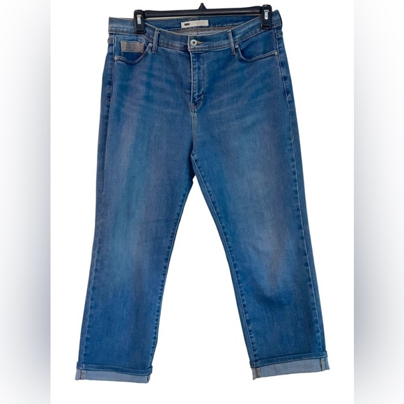 Levi's Pants - Levi’s 512 Perfectly slimming straight leg Capri. Size W 33 X L 30 GUC
